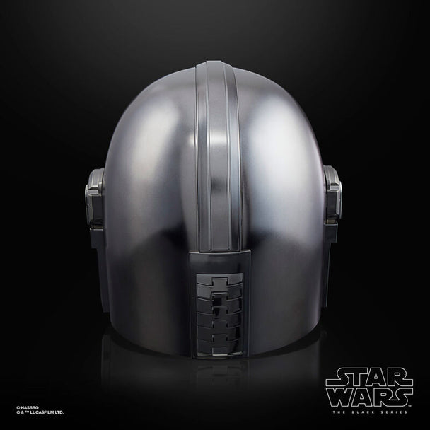 Profil latéral du casque Mandalorian montrant la visière ajustable et l'intérieur rembourré