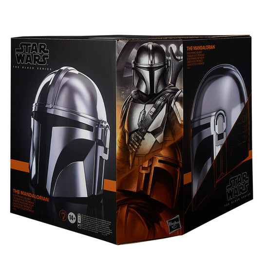 Casque Star Wars The Mandalorian posé sur un support avec vue 3/4