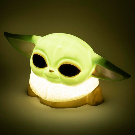 Lampe 3D Yoda the Child allumée dans une pièce sombre avec ambiance chaleureuse