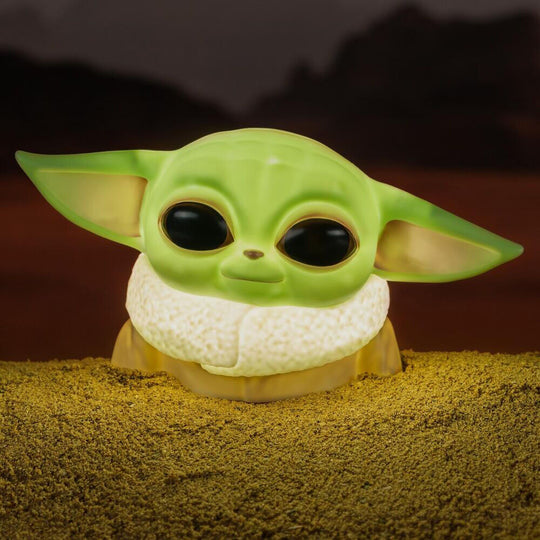 Lampe 3D Yoda the Child posée sur un bureau, décor Star Wars avec accessoires