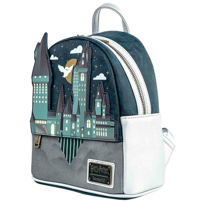 Zoom sur les détails brodés du sac à dos Harry Potter Loungefly représentant les blasons de Poudlard