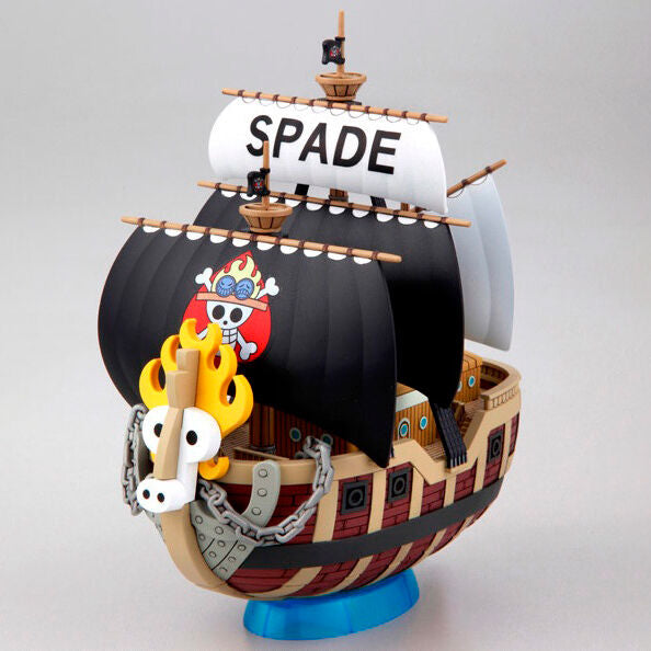 Vue latérale de la maquette Spade Pirates BANDAI montrant la coque et les voiles assemblées sans peinture