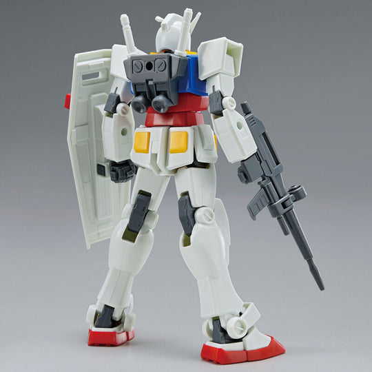 Vue rapprochée des décalcomanies à l'eau appliquées sur la figurine Gundam RX-78-2