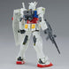 Vue rapprochée des décalcomanies à l'eau appliquées sur la figurine Gundam RX-78-2