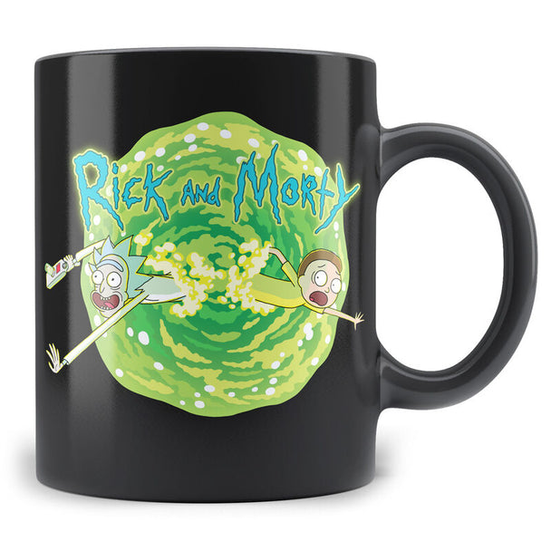 Détail du mug Rick and Morty montrant le logo officiel imprimé sur la surface en céramique