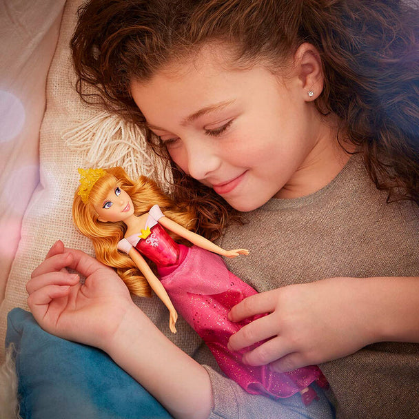 Poupée Disney Aurora Royal Shimmer vue de face avec robe rose brillante