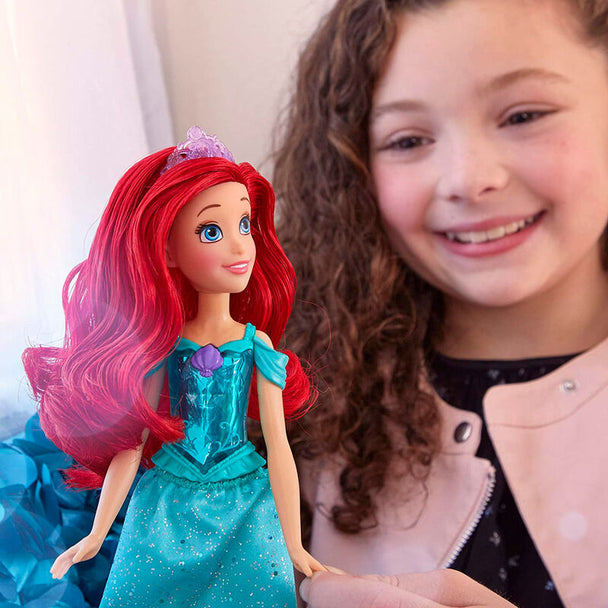 Détail sur le visage expressif de la poupée Ariel signée HASBRO, avec maquillage subtil et sourire charmant