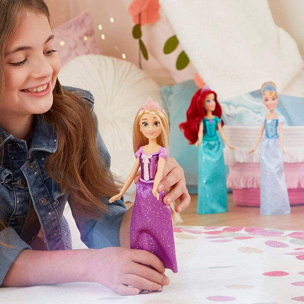 Poupée Raiponce Disney Royal Shimmer de face avec sa robe brillante et ses longs cheveux blonds