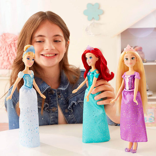 Poupée Cendrillon Royal Shimmer Disney de face avec robe bleue scintillante et détails brillants