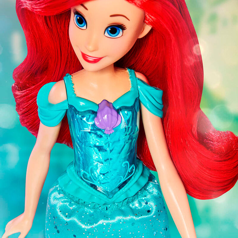 Vue de profil de la poupée Ariel La Petite Sirène montrant ses bras articulés et sa robe scintillante