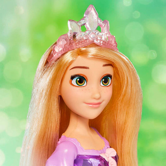Détail sur les cheveux longs et soyeux de la poupée Raiponce Disney Royal Shimmer
