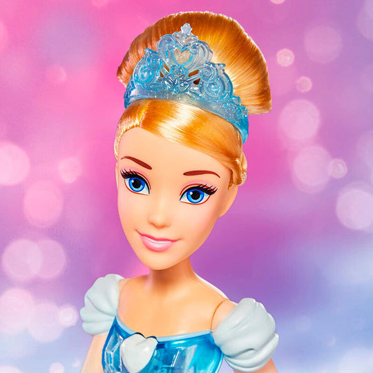Vue rapprochée du visage de la poupée Cendrillon avec maquillage délicat et coiffure élégante