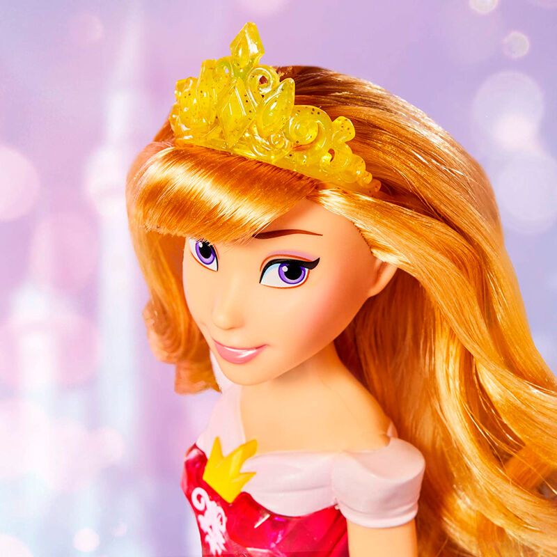 Poupée Aurora HASBRO en position debout sur fond blanc lumineux