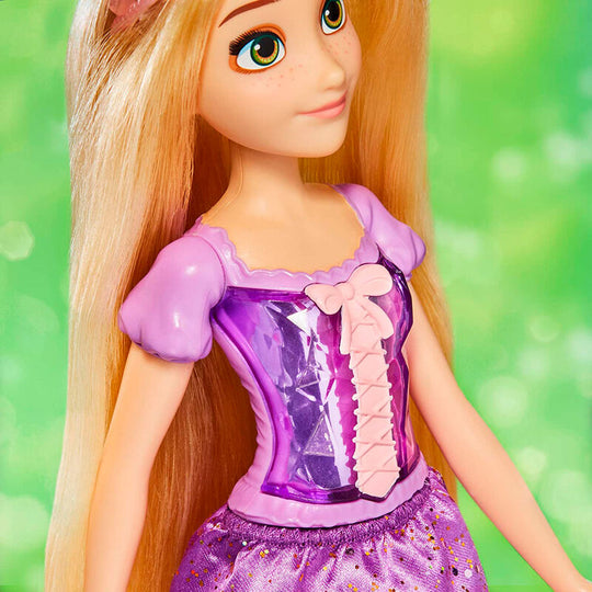 Poupée Raiponce Disney Royal Shimmer en position debout montrant sa robe scintillante violette