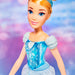 Poupée Cendrillon posée debout montrant la texture brillante de sa robe Royal Shimmer