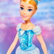 Poupée Cendrillon posée debout montrant la texture brillante de sa robe Royal Shimmer