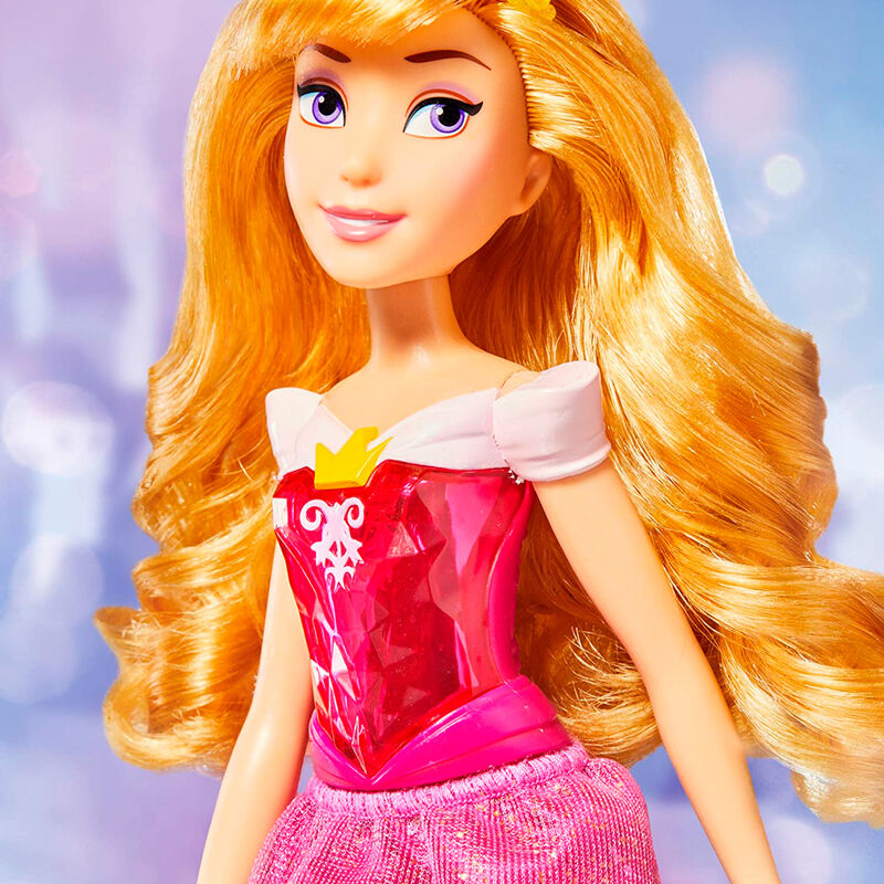 Vue rapprochée du visage délicat et des cheveux blonds d'Aurora Royal Shimmer