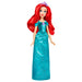 Photo rapprochée des cheveux rouges ondulés de la poupée Ariel Disney, mettant en avant la texture réaliste