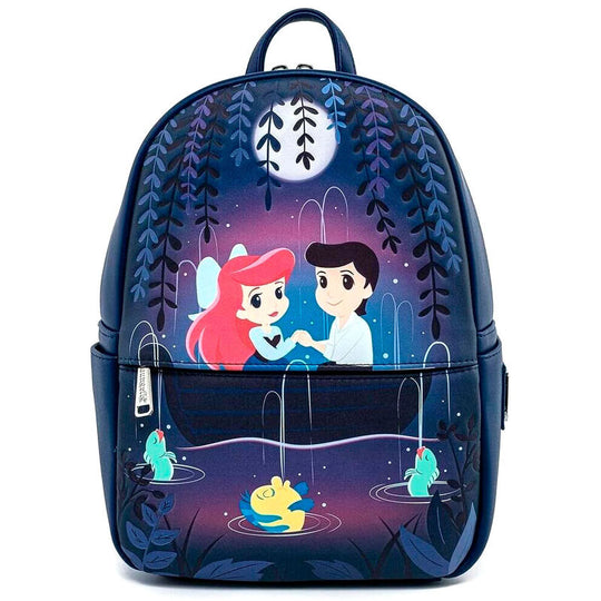Vue de côté du sac à dos Disney Loungefly La Petite Sirène montrant la silhouette de la gondole et motifs marins.