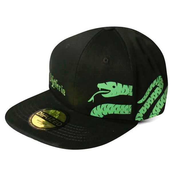 Détail du logo brodé de la maison Serpentard sur la casquette snapback 100% coton