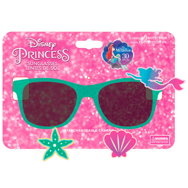 Vue rapprochée des charms Disney Princess accrochés sur les branches des lunettes de soleil enfant