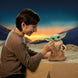 Figurine électronique Baby Yoda posée sur un socle décoratif Star Wars