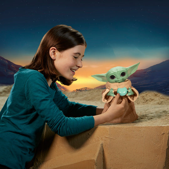 Vue arrière de la figurine animatronique Baby Yoda The Child HASBRO