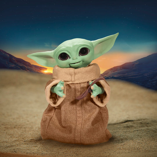 Baby Yoda animatronique en interaction avec un accessoire de la série