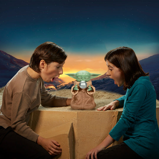 Détail sur les yeux expressifs et brillants de la figurine Baby Yoda