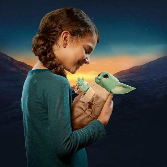 Baby Yoda The Child en action avec mouvements de tête et bras