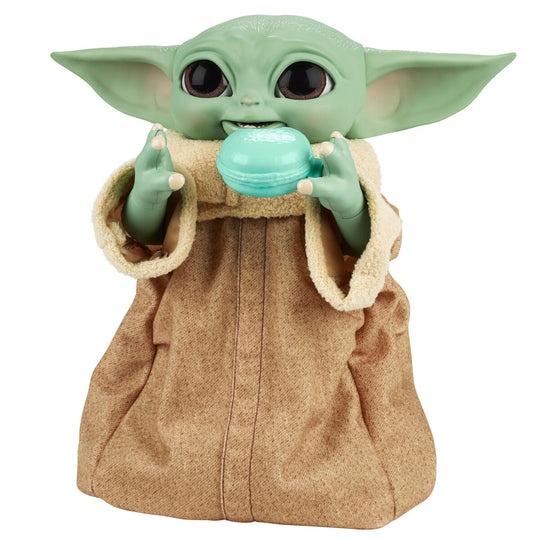 Baby Yoda animatronique montrant ses mains articulées et détaillées