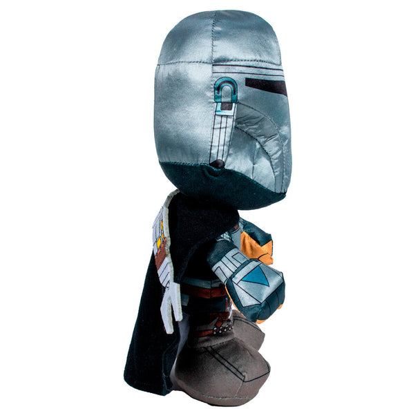 Gros plan sur la texture douce et les finitions précises de la peluche Mandalorian Disney