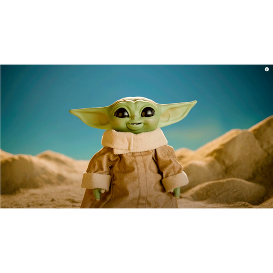 Gros plan sur le visage expressif de la figurine Baby Yoda animatronique