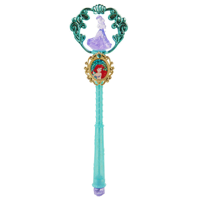 Vue latérale d'une princesse Disney avec robe fluide et détails dorés