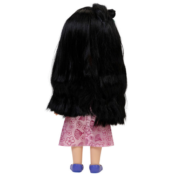 Détail du visage expressif de la poupée Mulan avec maquillage fidèle au film