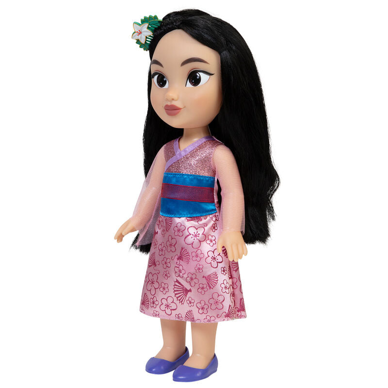 Vue latérale de la poupée Mulan montrant la coiffure et les vêtements authentiques