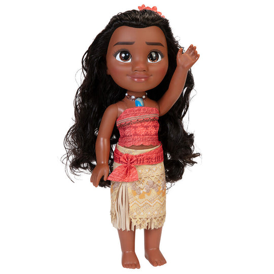 Poupée Vaiana Moana posée avec accessoires inspirés du film Disney