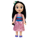 Zoom sur les mains et les détails des vêtements de la poupée Disney Mulan 38cm