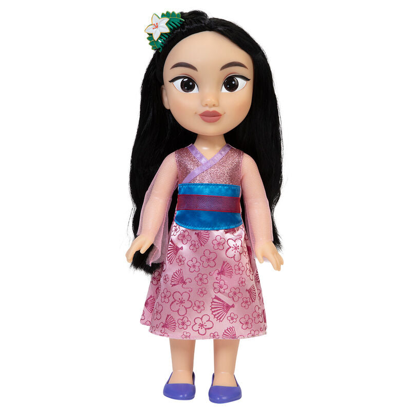 Zoom sur les mains et les détails des vêtements de la poupée Disney Mulan 38cm