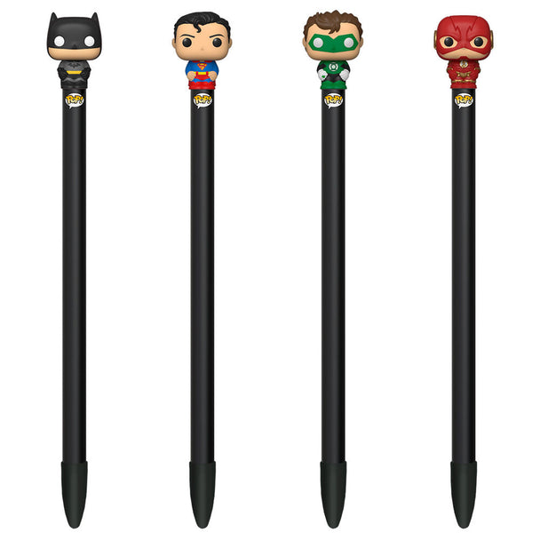 Vue rapprochée des figurines Pens Toppers DC Comics Funko fixées sur des stylos avec détails colorés et expressifs