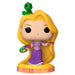 Détail de la figurine Rapunzel Funko POP montrant ses cheveux longs et sa robe violette