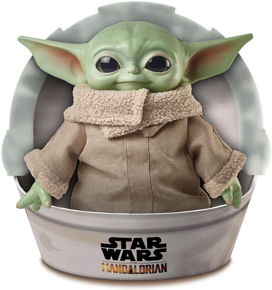 Photo de la peluche Yoda The Child tenue dans une main pour taille