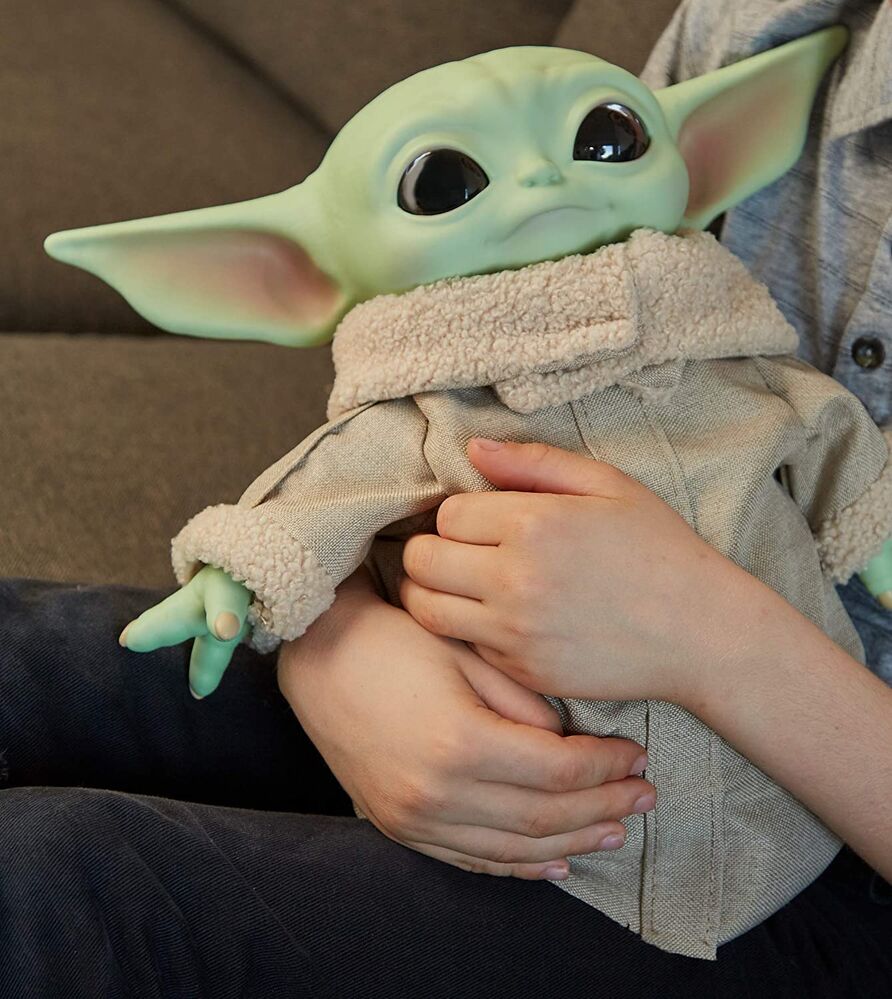 Vue latérale de la peluche Star Wars The Mandalorian Yoda The Child