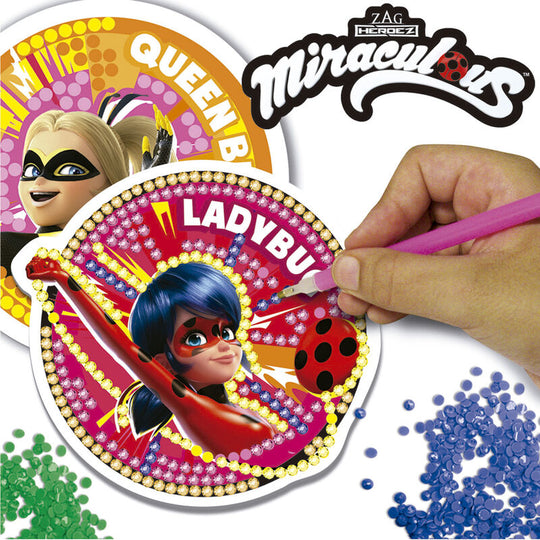 Plateau et carré adhésif pour fixer facilement les paillettes sur les cartes Miraculous Ladybug