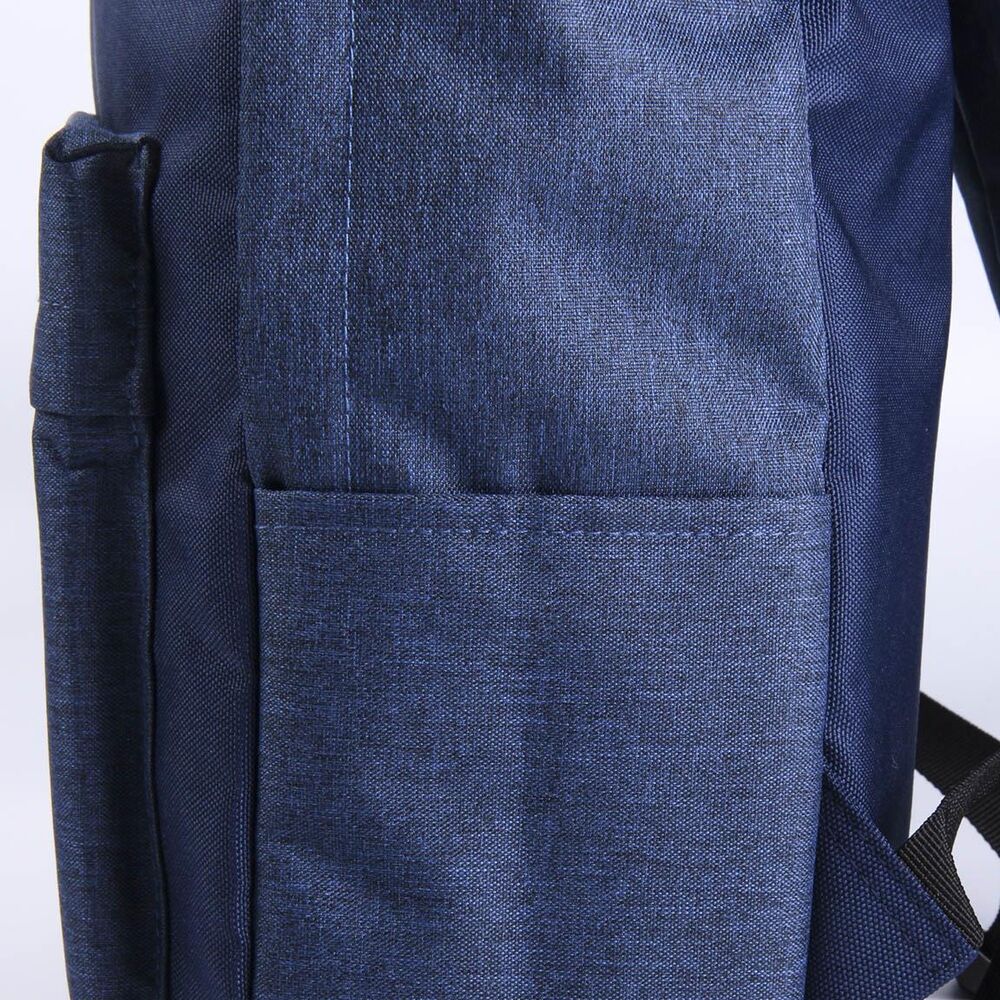Zoom sur le tissu 100% polyester résistant et les finitions soignées du sac à dos Hogwarts