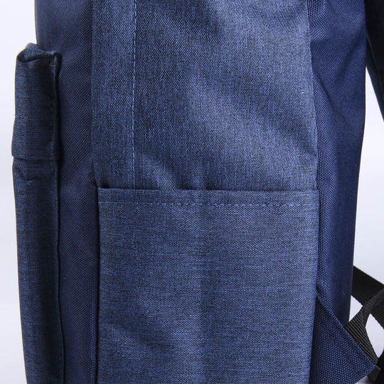Zoom sur le tissu 100% polyester résistant et les finitions soignées du sac à dos Hogwarts