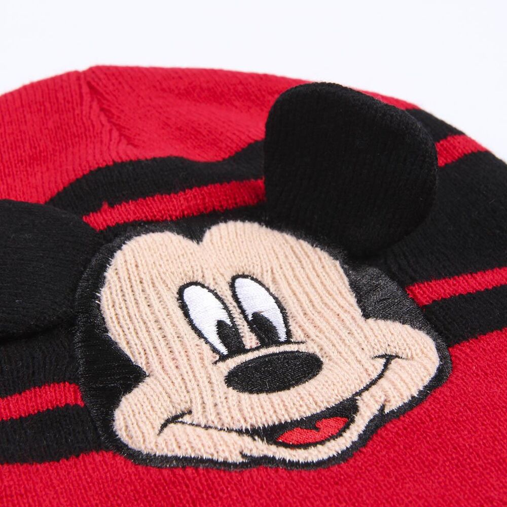 Image du bonnet porté par un modèle, illustrant le confort et la coupe ajustée pour l’hiver