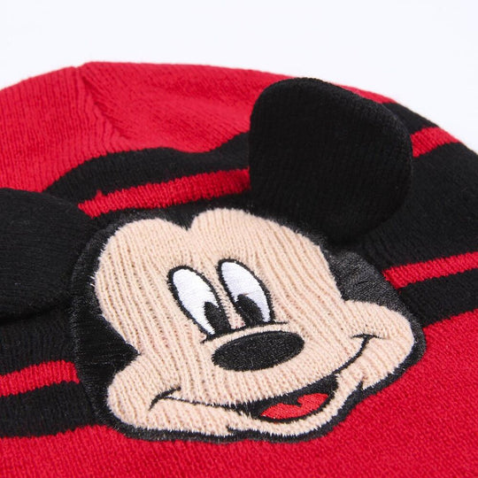 Image du bonnet porté par un modèle, illustrant le confort et la coupe ajustée pour l’hiver