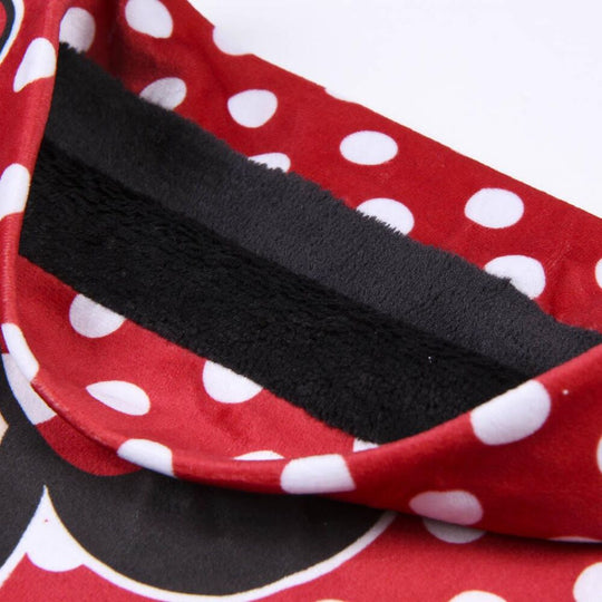 Enfant portant le snood Disney Minnie CERDÁ lors d'une sortie hivernale en extérieur