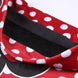 Enfant portant le snood Disney Minnie CERDÁ lors d'une sortie hivernale en extérieur